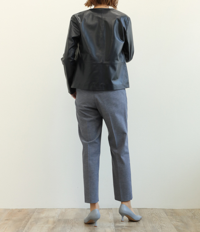 ネイビーカラーがポイント！軽やかでモダンな印象のレザージャケット