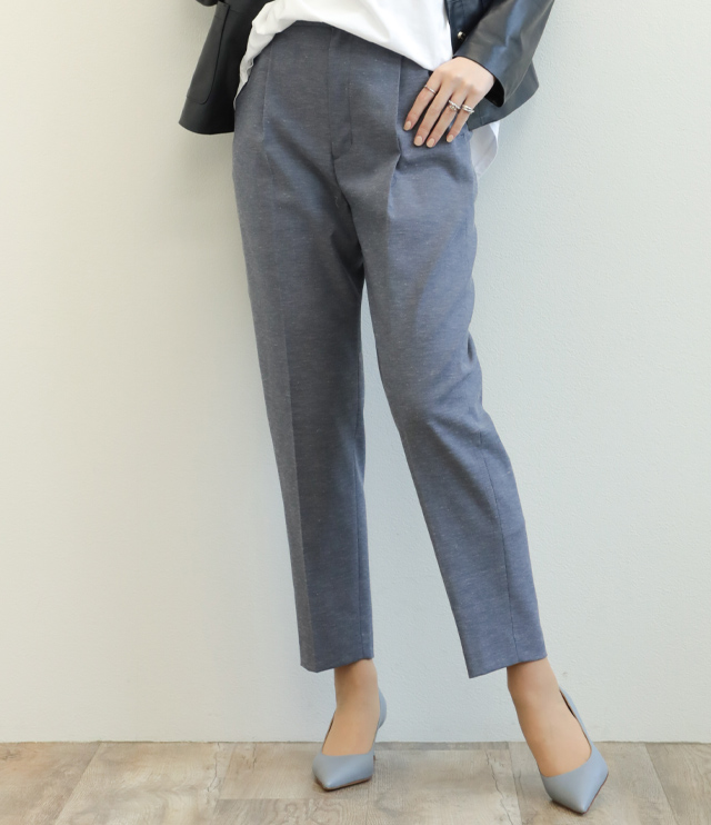 ネイビーカラーがポイント！軽やかでモダンな印象のレザージャケット