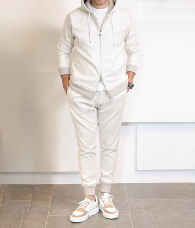 洒脱に魅せる、ラグジュアリーなセットアップコーデ｜STYLE BOOK
