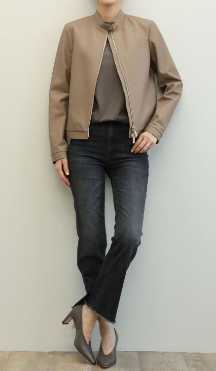 ハードになりがちなレザージャケットも、こんな配色ならぐっと