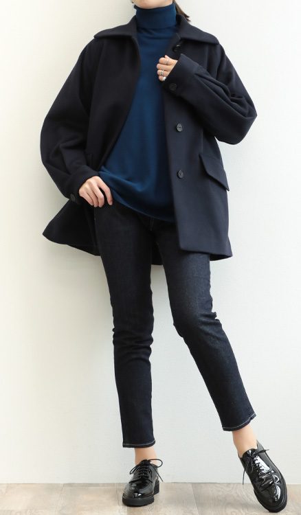 鮮やかなブルーのニットで心を浮き立たせるネイビーコーデ』｜STYLE