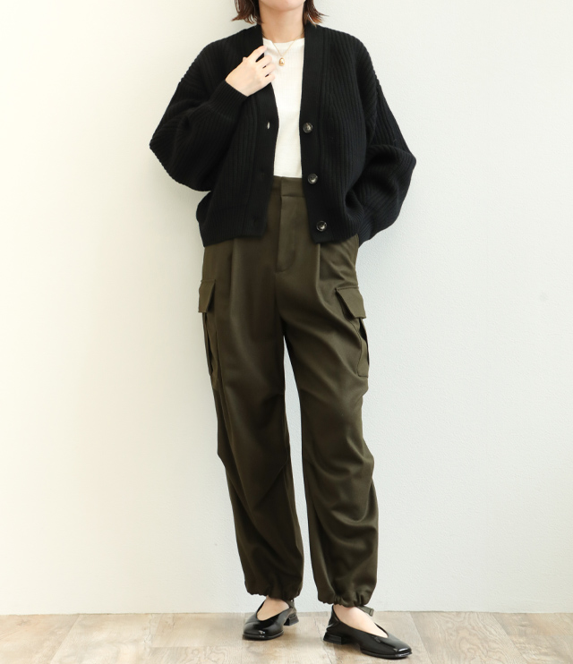 大人のこなれ感を演出してくれるカーゴパンツコーデ』｜STYLE