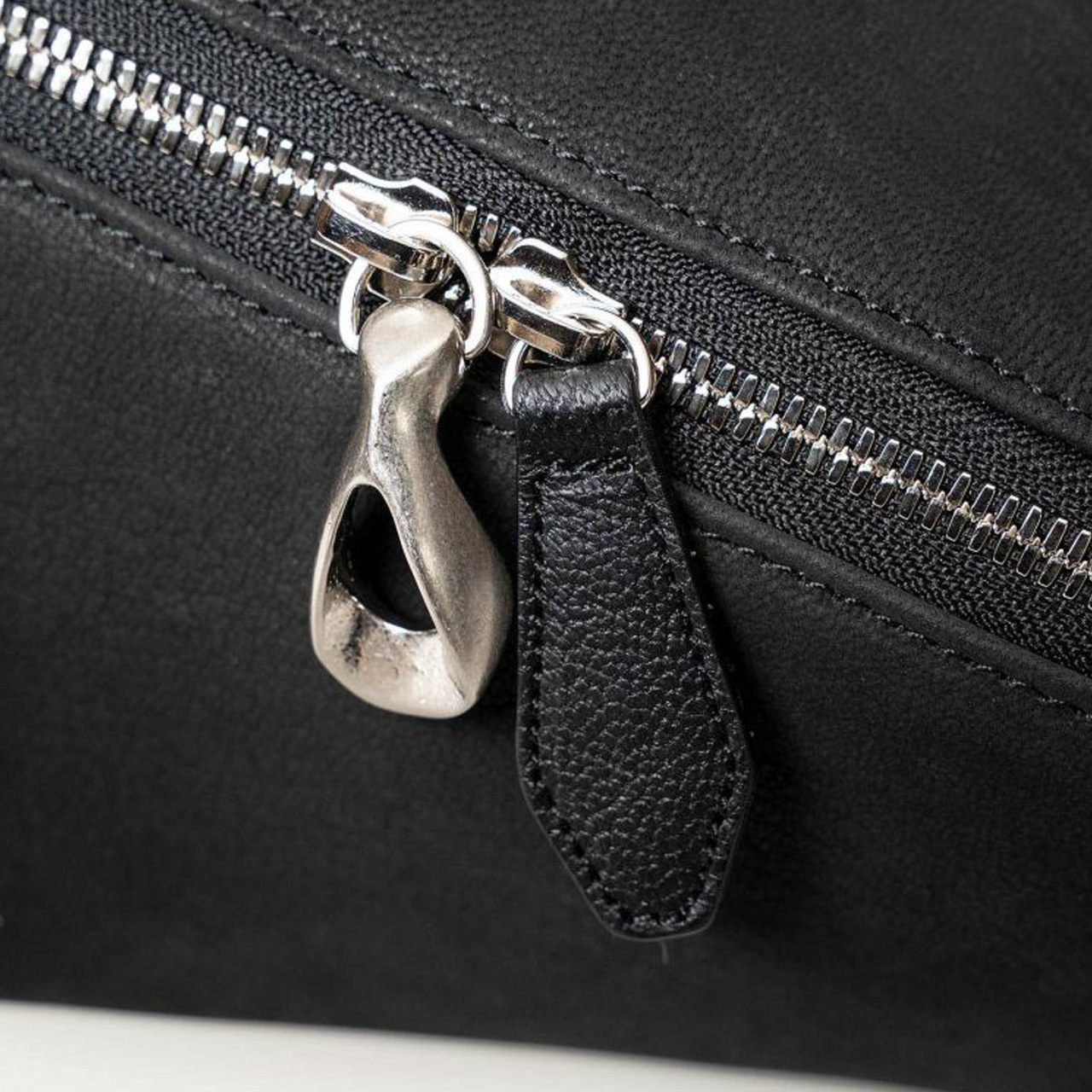 y商店メタルブラックAM82cm ETiAM エティアム バック ハンド トライアングルショルダー 2WAY