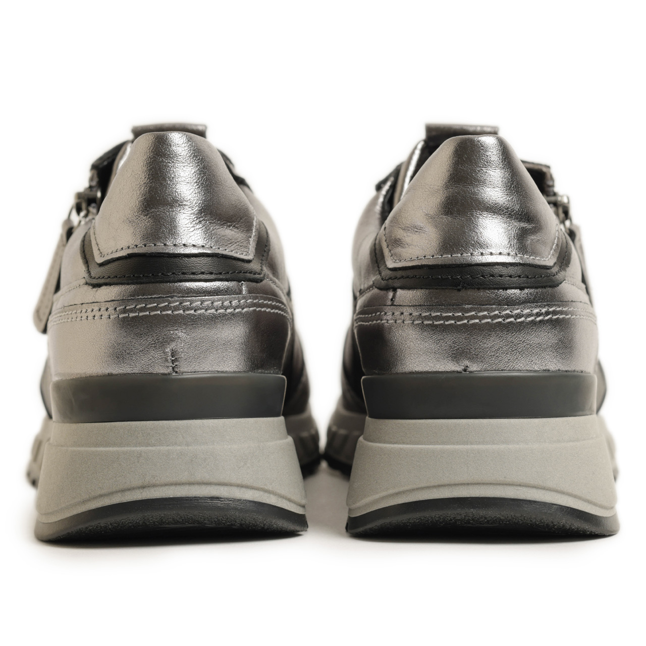 Goodbai シルバー ローカットスニーカー 箱付き Goodbai シルバー ローカットスニーカー 箱付き 靴 スニーカー メンズ