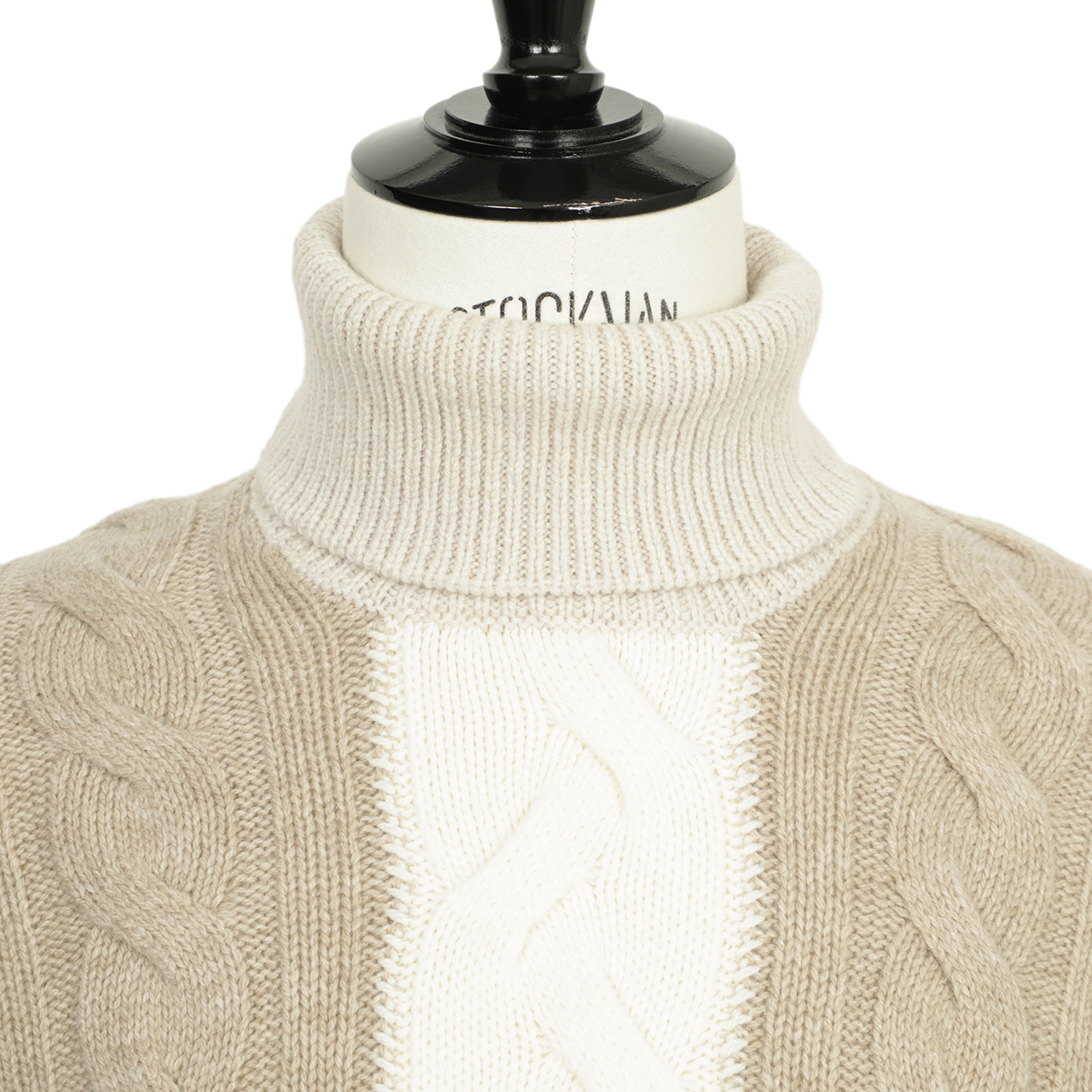 ［美品］GRAN SASSO［グランサッソ］ベージュタートルネックニット Gran Sasso グランサッソ ニット タートルネック ミドルゲージ