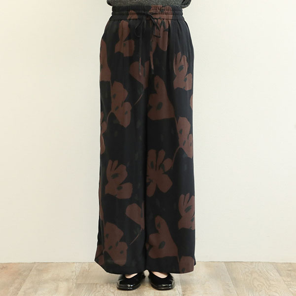 SACRA サクラ レディース パンツ スラックス ワイド ワンプリーツ キュプラ レーヨン プリント 花柄 MODERN FLOWER PANTS  124513112 BLACK/ブラック｜SACRA｜菅原靴店