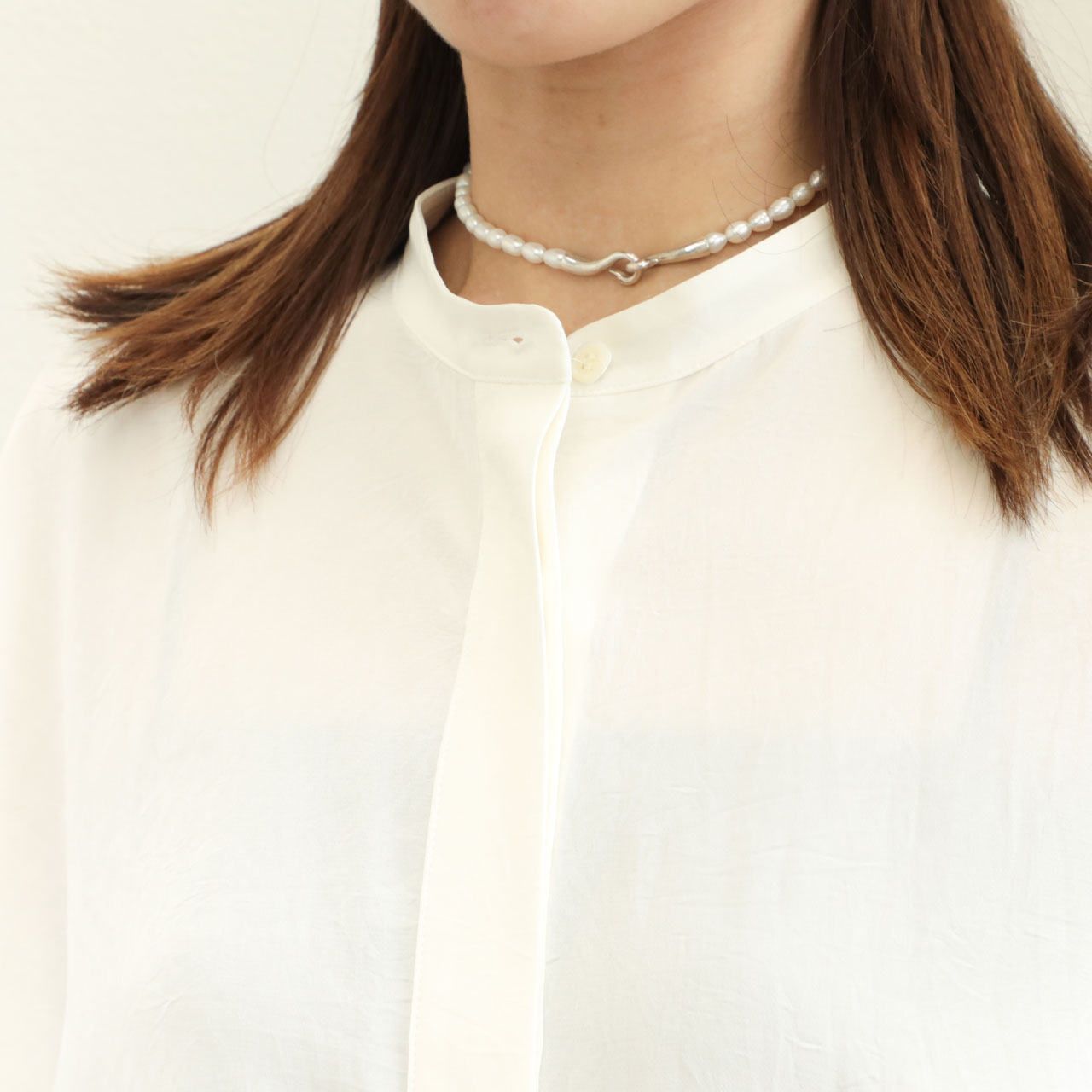 【極美品】SACRA サクラ TRIACE MICRO CREPE TOP 白 SACRA サクラ TRIACE MICRO CREPE TOP バンドカラートップ 125119071