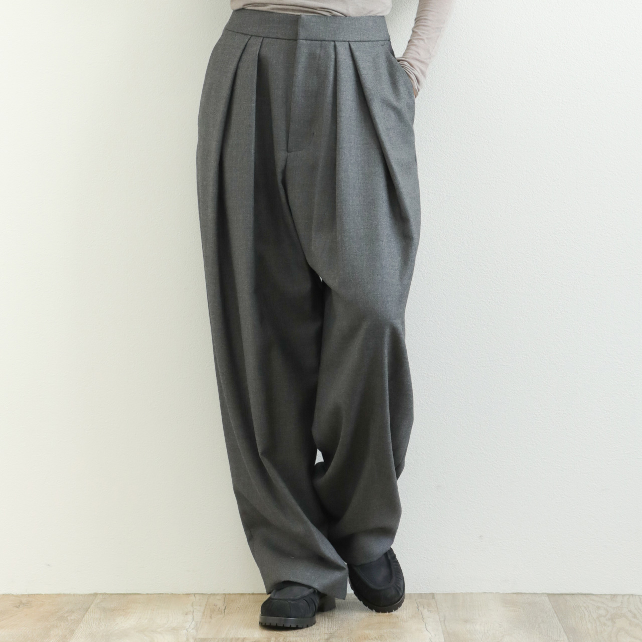 SACRA サクラ パンツ ワイド ウール サージ 2プリーツ 尾錠付き