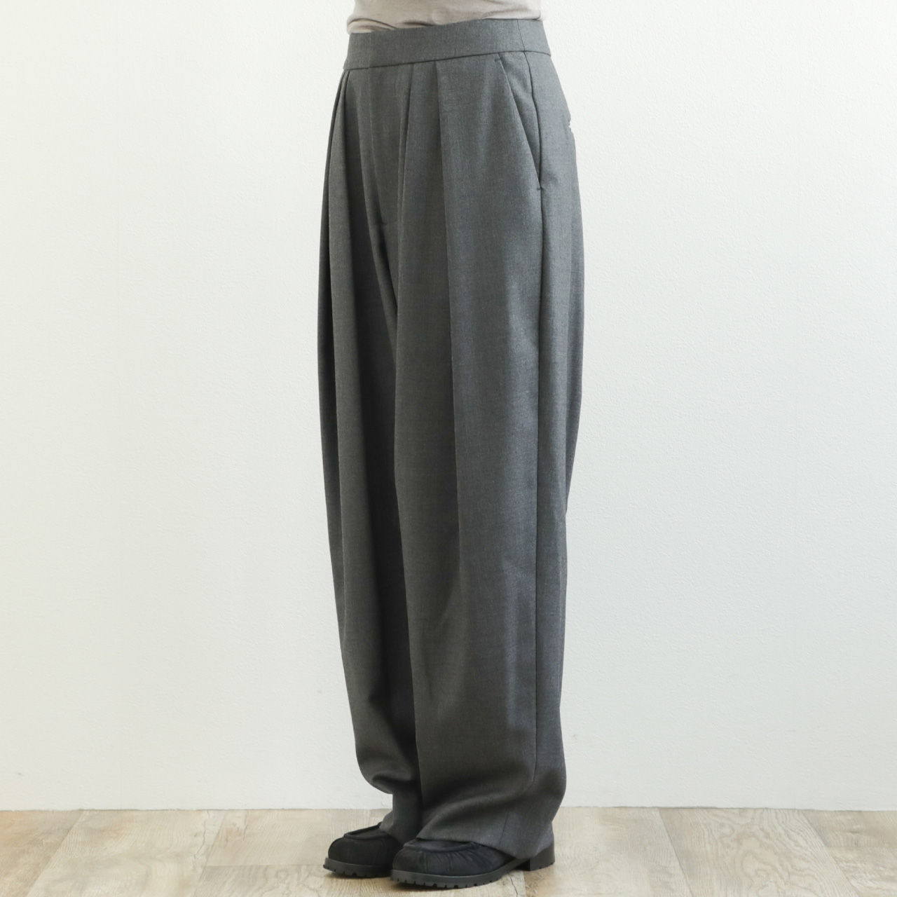 SACRA　パンツ SACRA サクラ パンツ ワイド ウール サージ 2プリーツ 尾錠付き