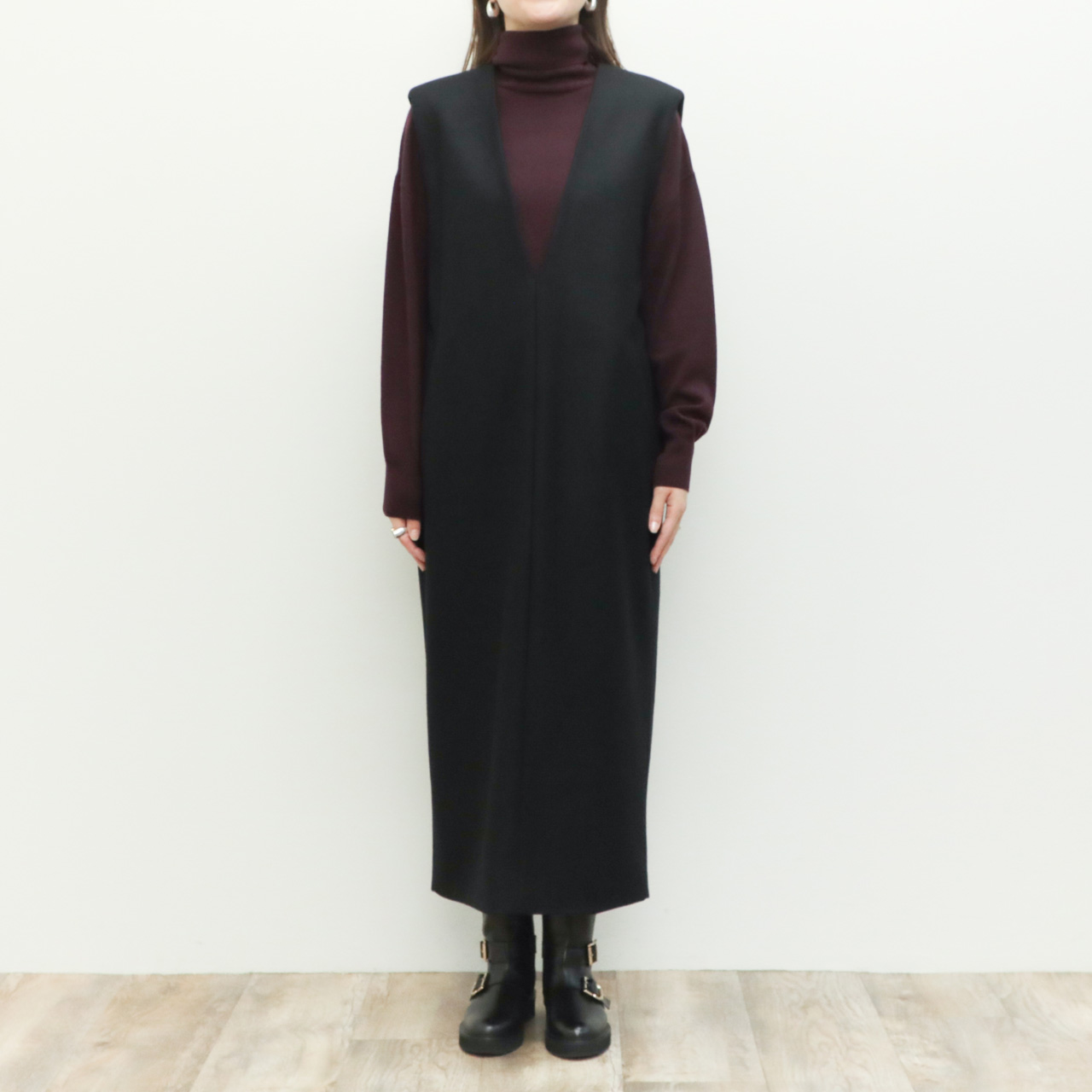 新品未使用　SACRA 日本製　黒　メルトンワンピース ウール90% 38 SACRA サクラ レディース ワンピース Vネック ウール ナイロン 圧縮