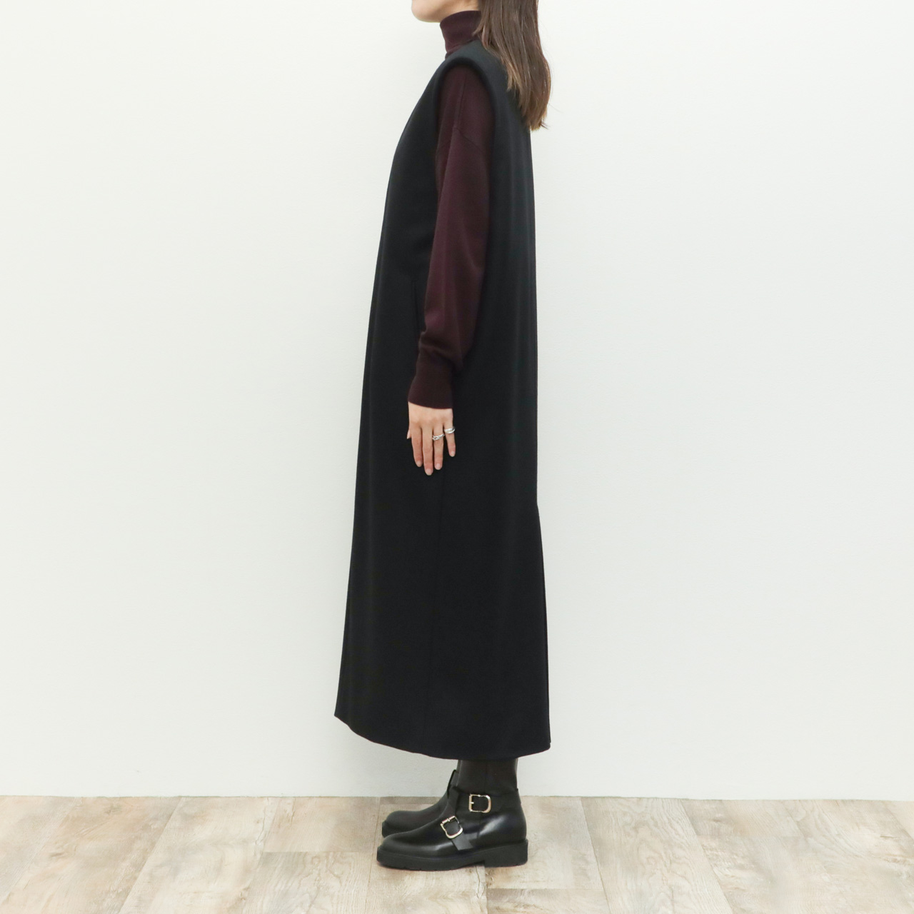 SACRA サクラ レディース ワンピース Vネック ウール ナイロン 圧縮