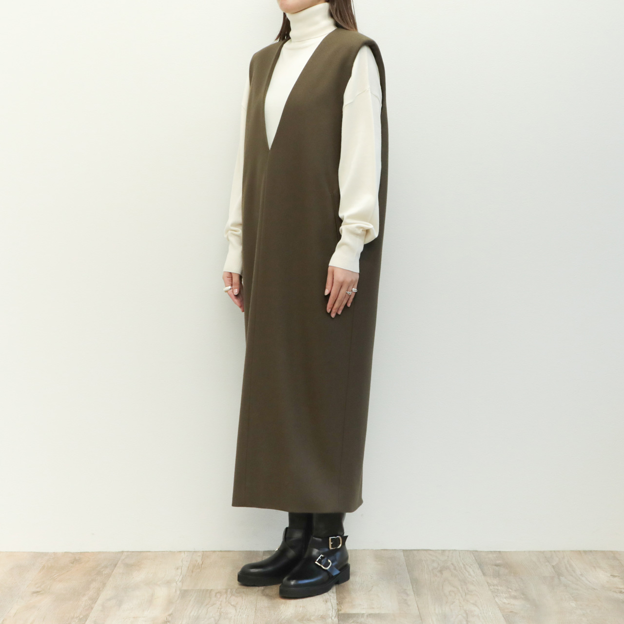 SACRA サクラ レディース ワンピース Vネック ウール ナイロン 圧縮