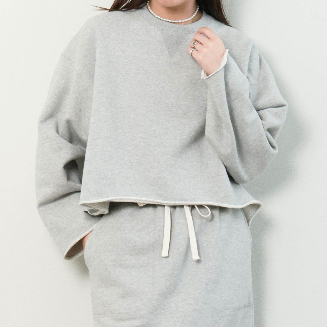 【新品未使用】＜SACRA＞カットオフ スウェット　グレー SACRA サクラ レディース スウェット コットン 長袖 丸首 クロップド