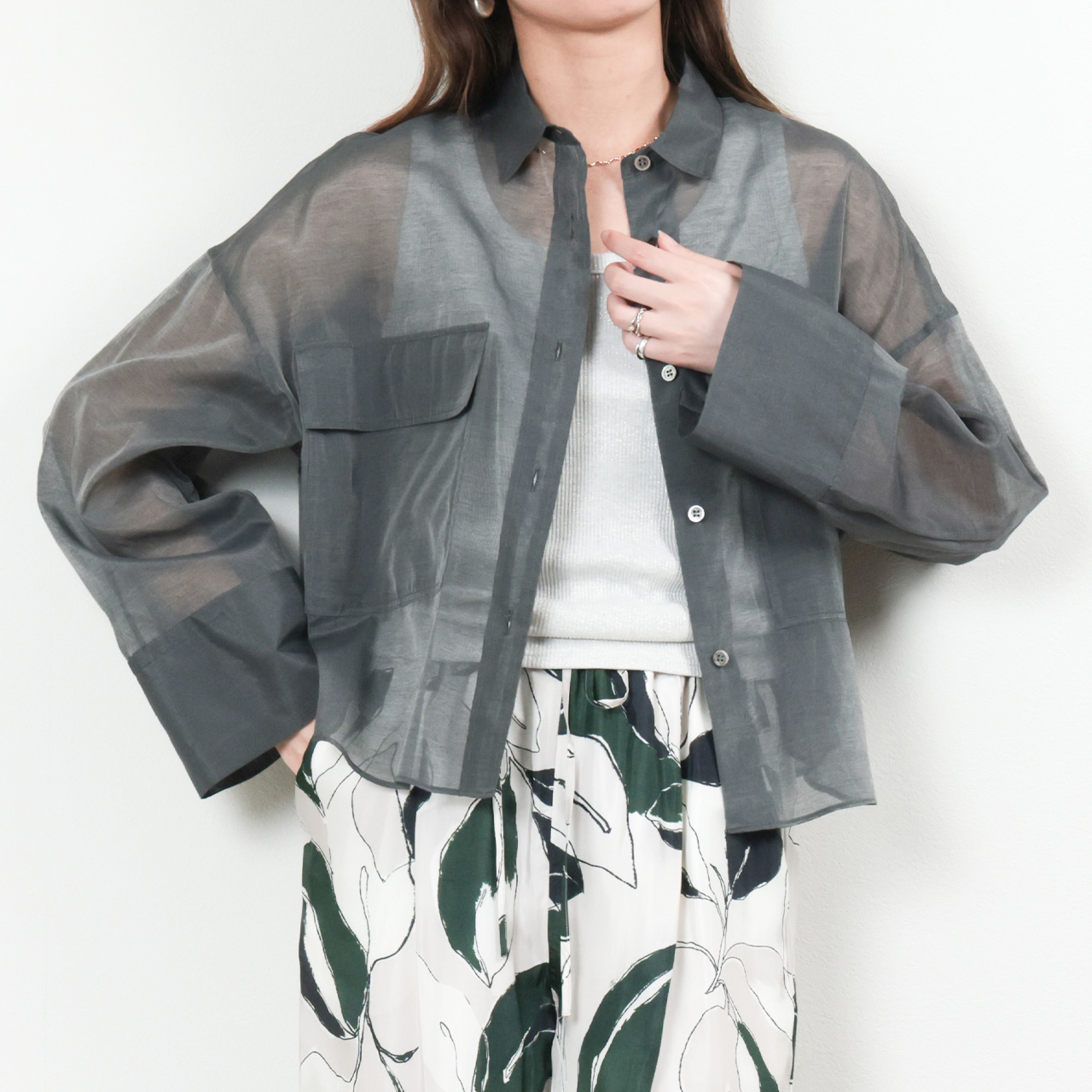 【新品】  SACRA / サクラ | 2025SS | PREMIUM SILK COTTON CROPPED SHIRT プレミアム シルク コットン クロップド シャツ | 38 | チャコール | レディース SACRA（サクラ）126206071 PREMIUM SILK COTTON CROPPED SHIRTの通販