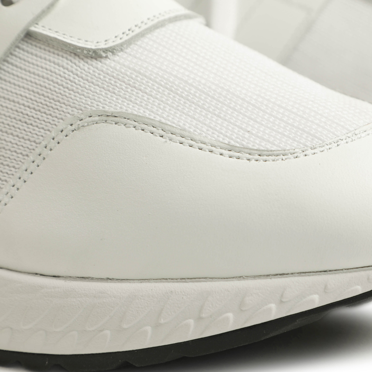 うしろ ミズノ（MIZUNO）バレーボールシューズ ウエーブライトニング Z8 WAVE