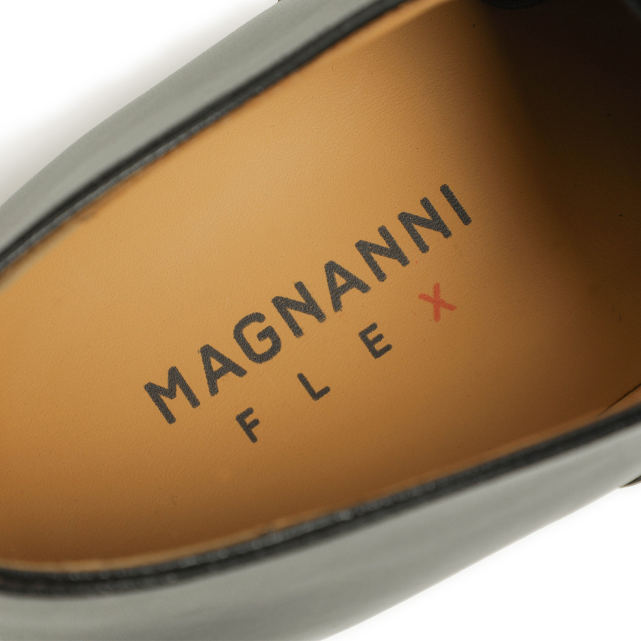 未使用 スペイン製 MAGNANNI マグナーニ カーフレザー 内羽根式 紳士靴 マグナーニ / MAGNANNI レベルソ 内羽根ストレートチップ スペイン製