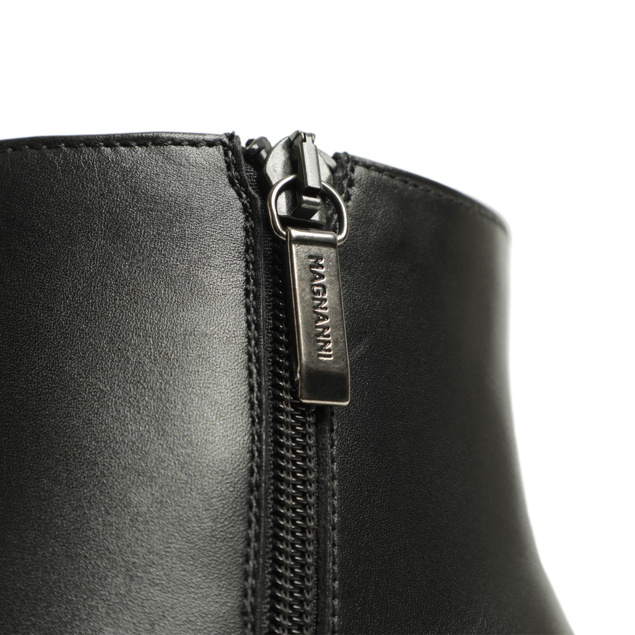 〈極美品〉MAGNANNI マグナーニ レザーベルト 黒 ブラック ディアスキンレザー カップソールスニーカー ブラック | 25304