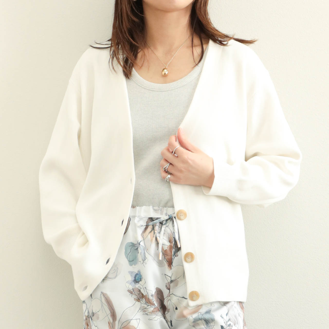 【OFF WHITE】<SEASONAL COLLECTION>シルク Vネック カーディガン SEASONAL COLLECTION＞シルク Vネック カーディガン